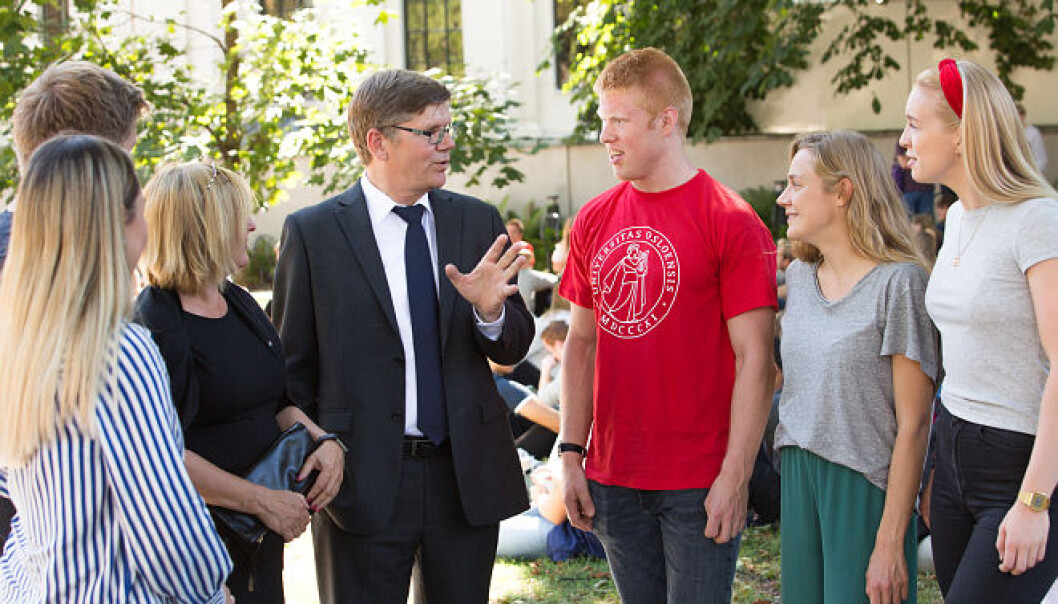 Rektor Svein Stølen og prorektor Gro Bjørnerud Mo ved Universitetet i Oslo, i samtale med studenter før velkomstseremonien 2018. Foto: UiO Rektor Svein Stølen og prorektor Gro Bjørnerud Mo ved Universitetet i Oslo, i samtale med studenter før velkomstseremonien 2018. Foto: UiO