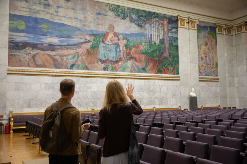 Over den grønne steinen til venstre på Alma Mater ser man restene av en fot i jordpartiet — foten til en gutt Munch malte over. Foto: Mina Ræge.