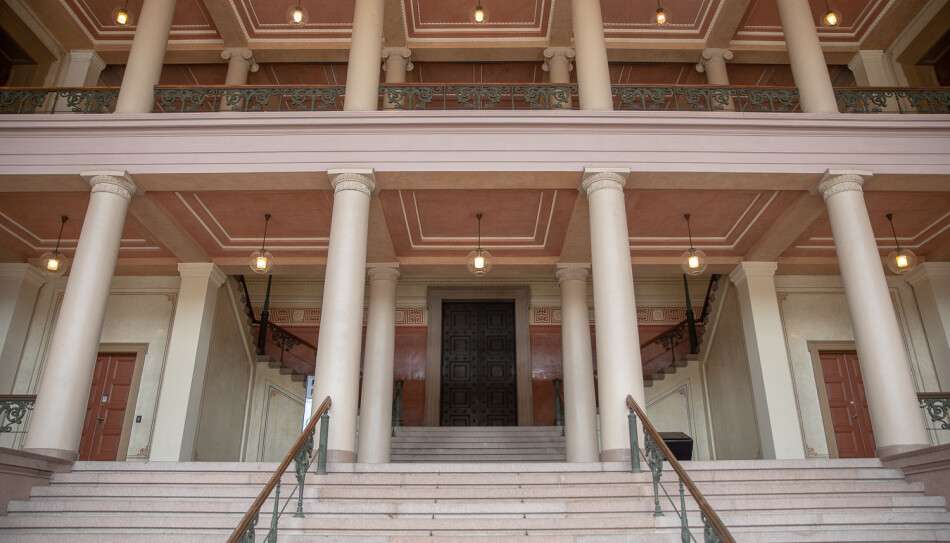 Inngangspartiet til Universitetets aula. Bygget regnes som Universitetet i Oslos mest kjente, og er en festsal, konsertsal og en plass for kunstopplevelser. Gjennom sommeren er Aulaen åpen for besøkende. Foto: Mina Ræge. Inngangspartiet til Universitetets aula. Bygget regnes som Universitetet i Oslos mest kjente, og er en festsal, konsertsal og en plass for kunstopplevelser. Gjennom sommeren er Aulaen åpen for besøkende. Foto: Mina Ræge.