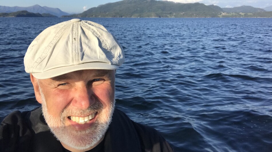 Dag Nordbø har byttet ut arbeidet med kartlegging av seksuell trakassering med nærhet til havet og lyden av en Marna-motor i sommer. Foto: Dag Nordbø Dag Nordbø har byttet ut arbeidet med kartlegging av seksuell trakassering med nærhet til havet og lyden av en Marna-motor i sommer. Foto: Dag Nordbø