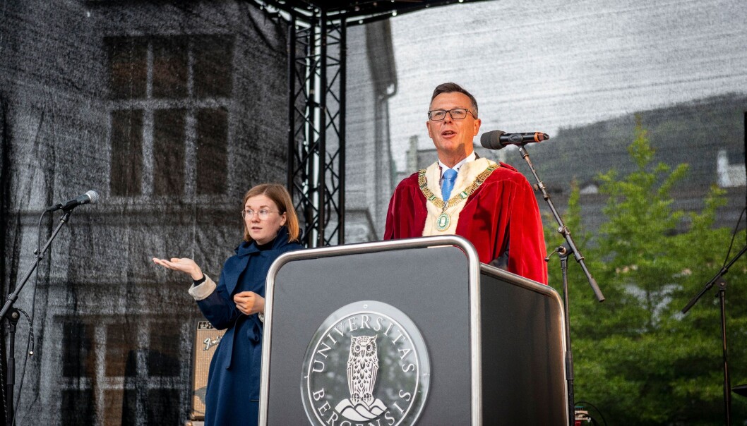 Ungdommens klimastreiker har vist et enormt engasjement for bærekraft, og dette er jeg svært begeistret for, talte rektor på Universitetet i Bergen, Dag Rune Olsen, til nye studenter. Foto: Tor Farstad Ungdommens klimastreiker har vist et enormt engasjement for bærekraft, og dette er jeg svært begeistret for, talte rektor på Universitetet i Bergen, Dag Rune Olsen, til nye studenter. Foto: Tor Farstad