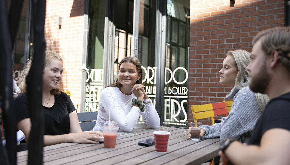 Miriam Johannessen (fra venstre), Thea Brevik, Eva Watz og Stian Kvalvik, sier de aldri har hørt om Lykkepromille-prosjektet, men kjenner seg igjen i konseptet. — Det er vel som å være perfekt brisen, sier Kvalvik. Foto: Mina Ræge