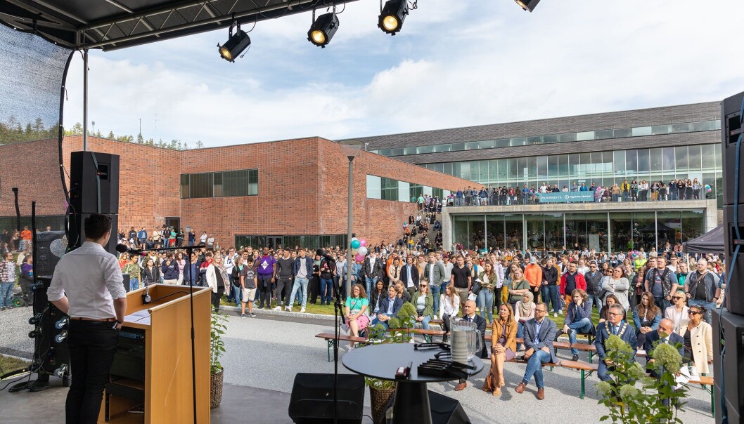 Studentleder Preben Reinaas Rotlid fikk i dag æren av å hilse nye studenter velkommen til Høgskolen i Østfold, både i Halden og Fredrikstad. Dette bildet ble tatt under hans tale fra utendørsscenen ved studiested Halden. Foto: Bård Halvorsen / Høgskolen i Østfold Studentleder Preben Reinaas Rotlid fikk i dag æren av å hilse nye studenter velkommen til Høgskolen i Østfold, både i Halden og Fredrikstad. Dette bildet ble tatt under hans tale fra utendørsscenen ved studiested Halden. Foto: Bård Halvorsen / Høgskolen i Østfold