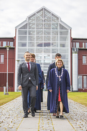 På vei til studiestart i Tromsø for UiT Norges arktiske universitet, rektor Anne Husebekk til høyre. Foto: David Jensen Gjerne /UiT På vei til studiestart i Tromsø for UiT Norges arktiske universitet, rektor Anne Husebekk til høyre. Foto: David Jensen Gjerne /UiT
