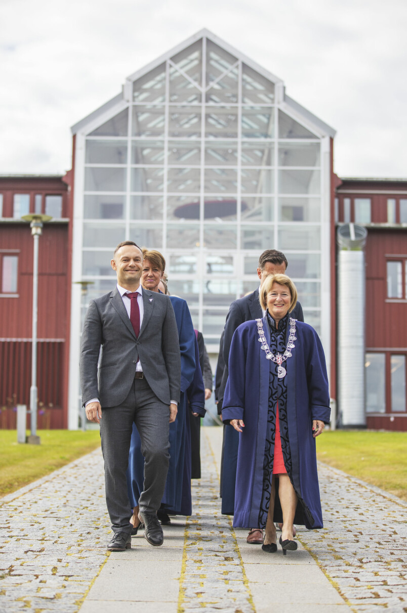 På vei til studiestart i Tromsø for UiT Norges arktiske universitet, rektor Anne Husebekk til høyre. Foto: David Jensen Gjerne /UiT