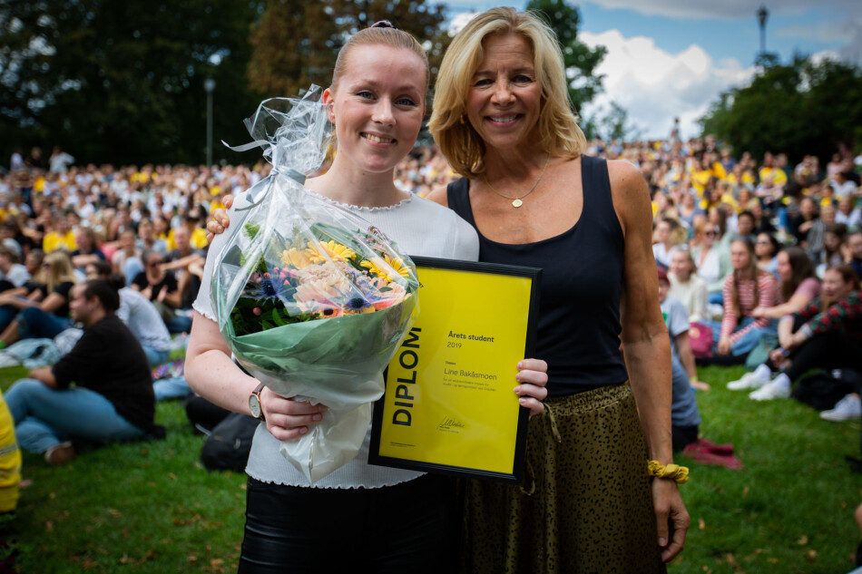 Prorektor for utdanning, Nina Waaler (t.h.), sammen med årets student på OsloMet, Line Bakåsmoen. Foto: Runhild Heggem Prorektor for utdanning, Nina Waaler (t.h.), sammen med årets student på OsloMet, Line Bakåsmoen. Foto: Runhild Heggem