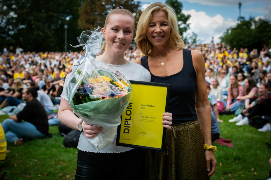 Prorektor for utdanning, Nina Waaler (t.h.), sammen med årets student på OsloMet, Line Bakåsmoen. Foto: Runhild Heggem
