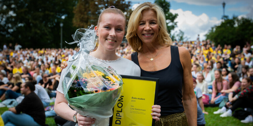 Årets student på OsloMet: Line Bakåsmoen sammen med juryleder prorektor for utdanning, Nina Waaler. Foto: Runhild Heggem