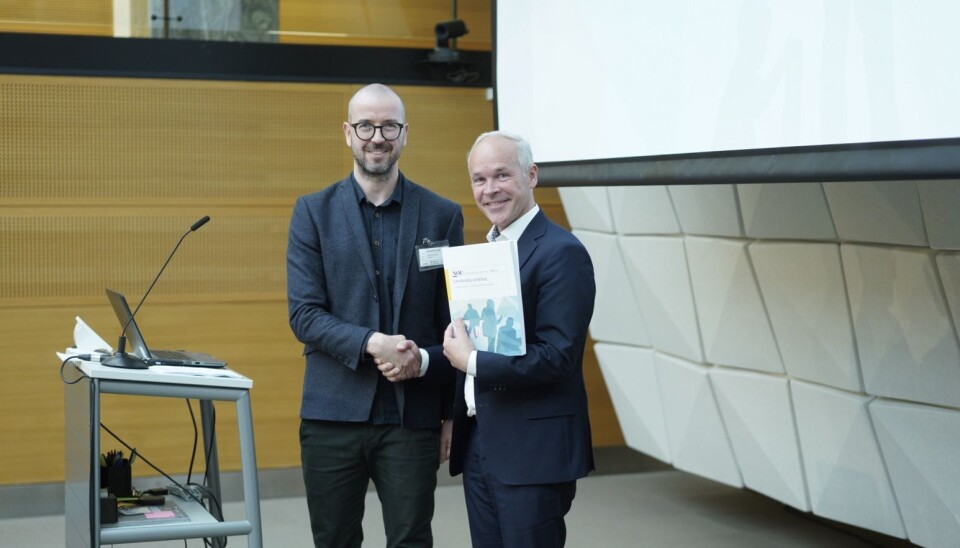 Simen Markussen overleverte rapporten til kunnskapsminister Jan Tore Sanner 4. juni. Foto: Ketil Blom Haugstulen