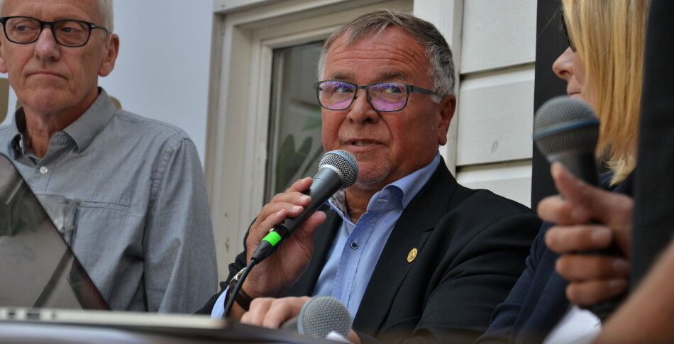 — Samfunnsutviklingen går raskere enn før, og det krever raskere tilpasning, sa Kjell Bernstrøm, direktør på Universitetet i Bergen, på Forskerforbundets debatt om medbestemmelse. Foto: Amanda Schei — Samfunnsutviklingen går raskere enn før, og det krever raskere tilpasning, sa Kjell Bernstrøm, direktør på Universitetet i Bergen, på Forskerforbundets debatt om medbestemmelse. Foto: Amanda Schei