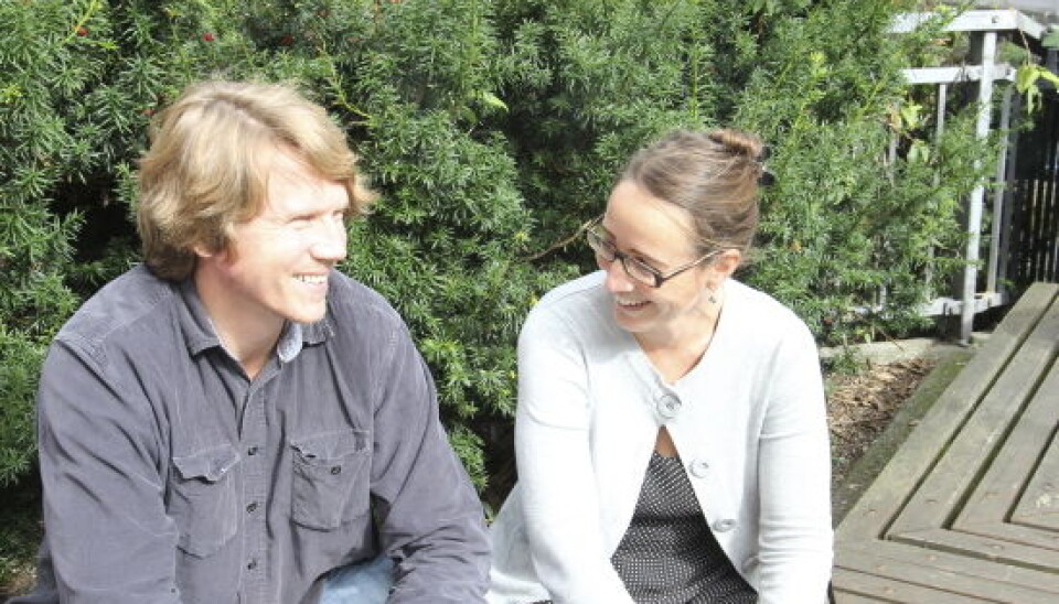 Jørgen Sejersted og Christine Hamm er førsteamanuensar ved UiB og redaktørar for Edda. Tidsskriftet kjem fire gongar i året, og inneheld mellom anna debattstoff. – Litteraturfaget har langsame debattar over år, humrar Sejersted. Foto: Hilde Kristin Strand