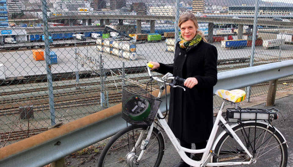 Opp og ned Kalfaret. Ingrid Miljeteig tror det er mange som ikke kjenner til elsykkelen som alternativ til vanlig sykkel.