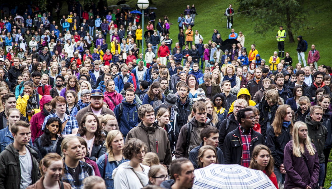 — Jeg vet av personlig erfaring at mange søker seg til et større studiested nettopp for å finne et større miljø med likesinnede. Men det er ikke like lett for alle, og bare det å skulle introdusere seg for en ny klasse kan være vanskelig om du ikke er helt ute av skapet, skriver Åse Berg Dybvik. — Jeg vet av personlig erfaring at mange søker seg til et større studiested nettopp for å finne et større miljø med likesinnede. Men det er ikke like lett for alle, og bare det å skulle introdusere seg for en ny klasse kan være vanskelig om du ikke er helt ute av skapet, skriver Åse Berg Dybvik.