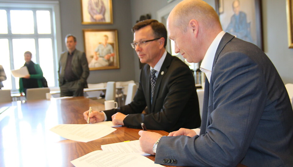 — Hvis du betaler alt, får du også rettighetene, sier Olsen. Her undertegner rektor rammeavtalen med Statoils Lars Høier.
