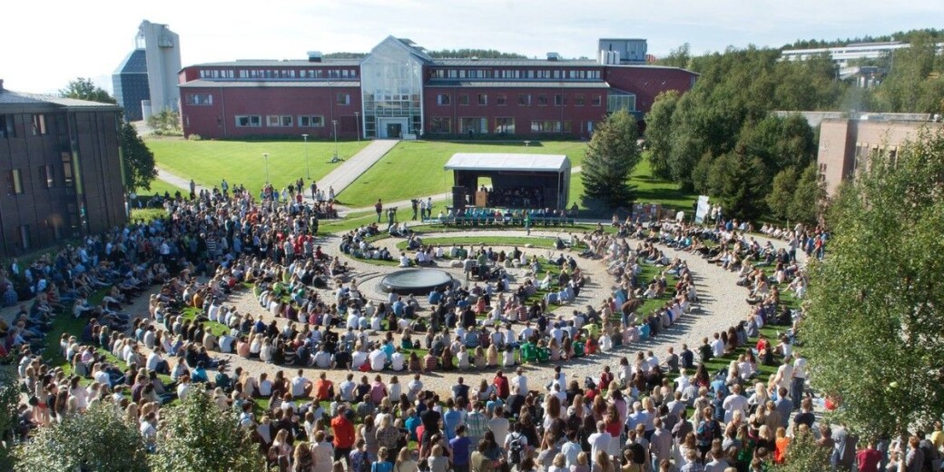 Det blir ingens tore studentarrangementer i forbindelse med stueiestart ved UiT Norges arktiske universitet denne høsten. her fra en tidligere studiestart i Tromsø. Det blir ingens tore studentarrangementer i forbindelse med stueiestart ved UiT Norges arktiske universitet denne høsten. her fra en tidligere studiestart i Tromsø.