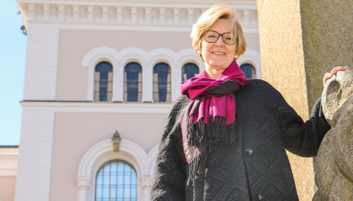 Stakkars studentar, humrar professor Anne Lise Fimreite. Allereie første semesteret etter at ho hadde vore leiar i mange år, hadde ho litt undervisning. Stakkars studentar, humrar professor Anne Lise Fimreite. Allereie første semesteret etter at ho hadde vore leiar i mange år, hadde ho litt undervisning.