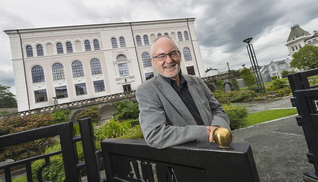 Tidligere rektor Sigmund Grønmo står ved den nye inngangen til Muséhagen og aulaen. Ideen om en universitetsaula fikk Grønmo i 2008. Denne uken åpner det som er tenkt som en storstue for både UiB og resten av Bergen. Tidligere rektor Sigmund Grønmo står ved den nye inngangen til Muséhagen og aulaen. Ideen om en universitetsaula fikk Grønmo i 2008. Denne uken åpner det som er tenkt som en storstue for både UiB og resten av Bergen.