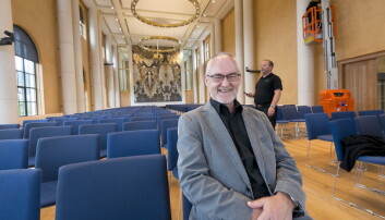 Sigmund Grønmo prøvesitter de nye stolene. Han er svært fornøyd med hvordan rommet har blitt. – Veldig staselig, sier han. Sigmund Grønmo prøvesitter de nye stolene. Han er svært fornøyd med hvordan rommet har blitt. – Veldig staselig, sier han.