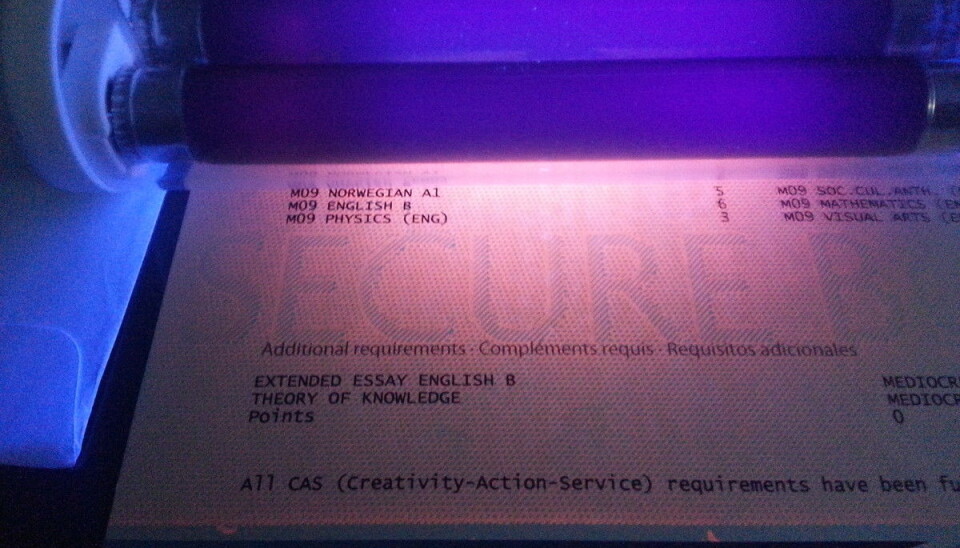 UV-print av vitnemål. Foto: Hans Eivind Dalsbø