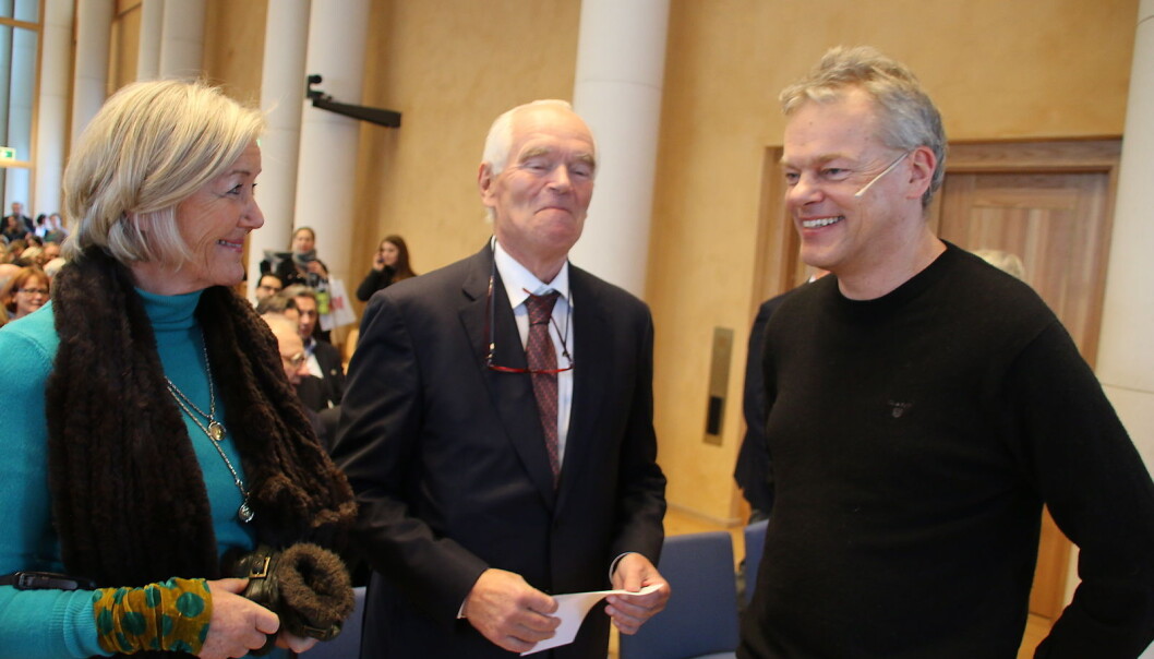 Nobelprisvinnar Edvard Moser får fleire øyremerkte midlar. Her i samtale med Trond Mohn, ein viktig bidragsytar til bergensk forsking, og Bodil Friele. Foto: Dag Hellesund Nobelprisvinnar Edvard Moser får fleire øyremerkte midlar. Her i samtale med Trond Mohn, ein viktig bidragsytar til bergensk forsking, og Bodil Friele. Foto: Dag Hellesund