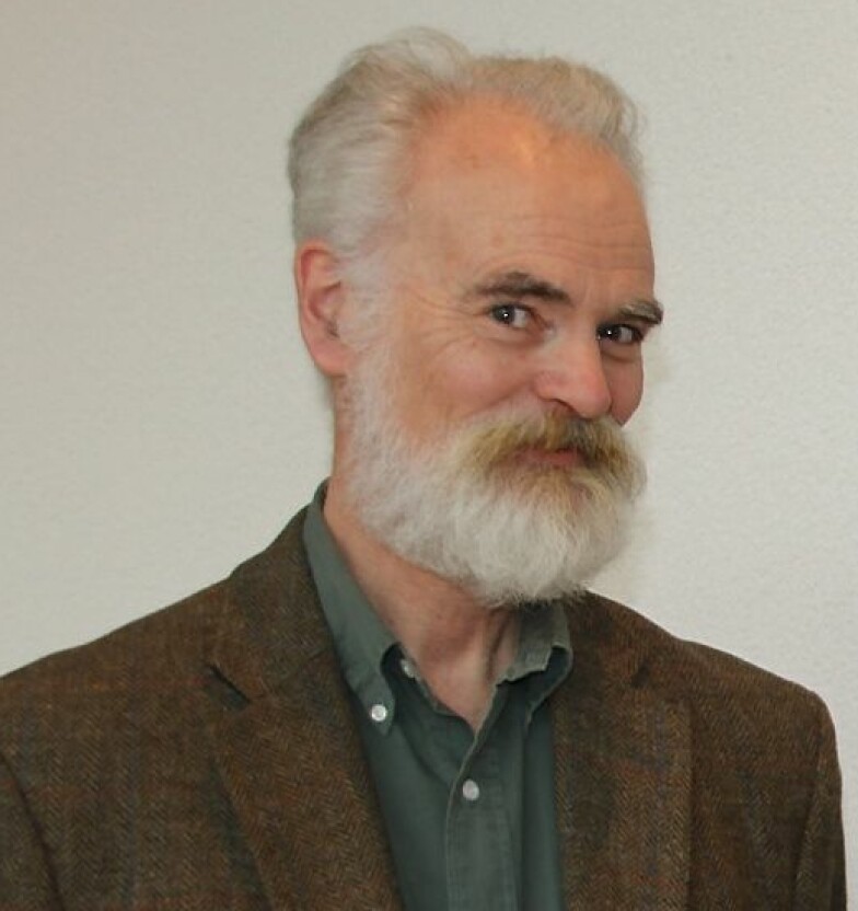 Tom Schmidt er professor emeritus, men framleis aktiv forskar. Han jobbar med å fullføra eit stort namnegranskingsprosjekt for Østfold.