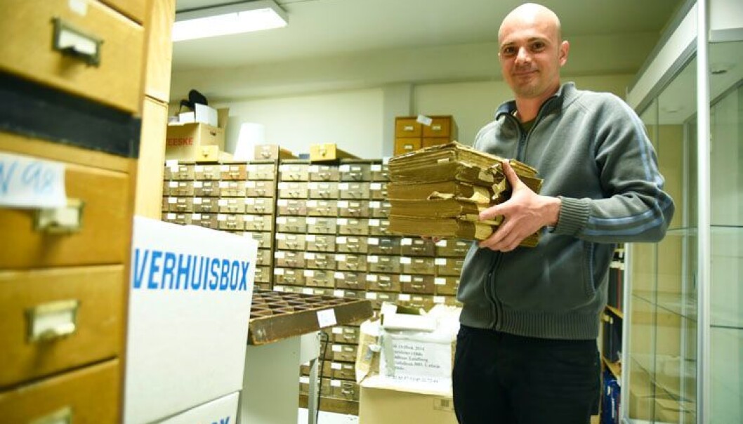 Alexandros Tsakos koordinerer flyttinga av språksamlingane frå Universitetet i Oslo til Universitetet i Bergen. Det gjer han i tett samarbeid med Universitetsbiblioteket i Bergen.
Foto: Ola Sæther Alexandros Tsakos koordinerer flyttinga av språksamlingane frå Universitetet i Oslo til Universitetet i Bergen. Det gjer han i tett samarbeid med Universitetsbiblioteket i Bergen.
Foto: Ola Sæther