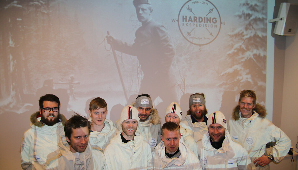 AK Glück-Teigland (heilt til høgre) har med seg denne gjengen med hardingar når dei går over fjellet for å heidre Fridtjof Nansen, som tok den same turen i 1884, for å vere med på skirenn i Oslo.