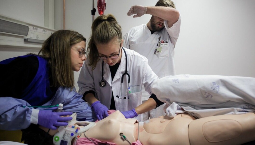 Medisinstudenter undersøker en pasient under utdanningen. Arkivfoto: Nicklas Knudsen