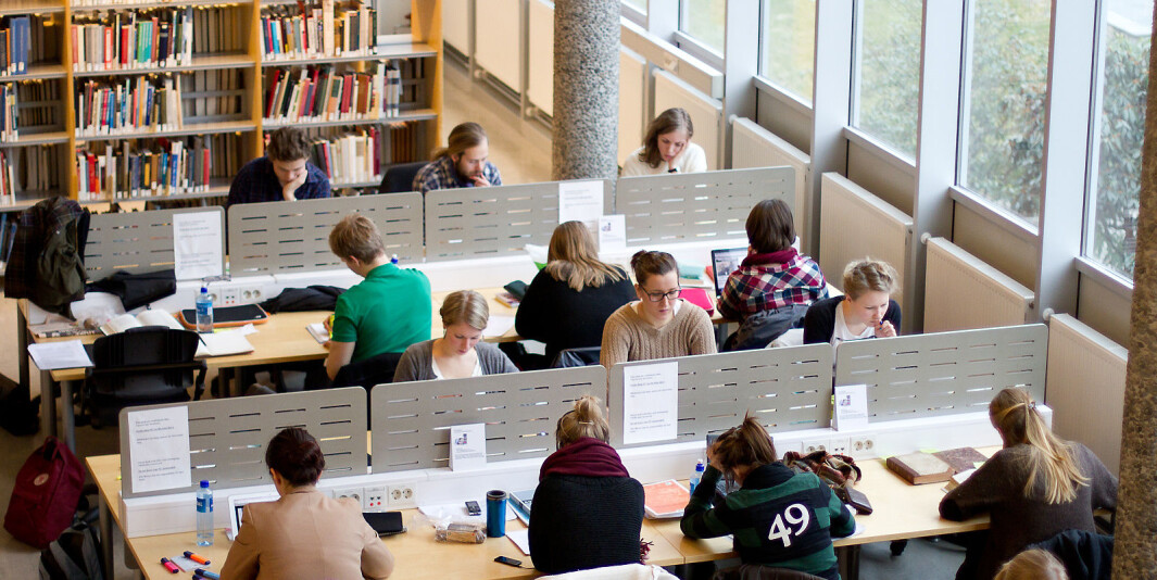Den internasjonale organisasjonen IB lover å vurdere endel enkelttilfeller blant sine videregående elever og deres karakterer på nytt. Kunnskapsdepartementet ba dem tirsdag kveld om å rydde opp. Den internasjonale organisasjonen IB lover å vurdere endel enkelttilfeller blant sine videregående elever og deres karakterer på nytt. Kunnskapsdepartementet ba dem tirsdag kveld om å rydde opp.
