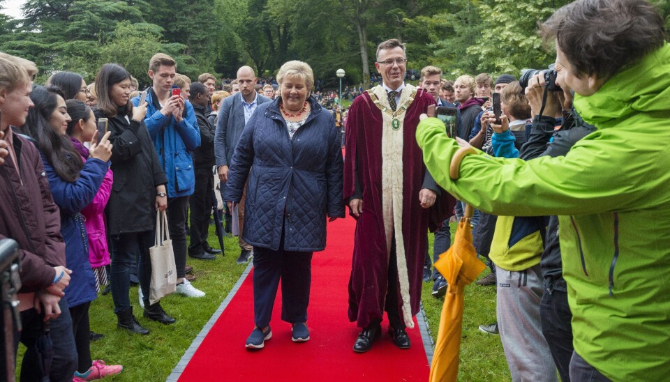 Studenter tett i tett i Nygårdsparken for å få med seg at statsminister Erna Solberg og rektor Dag Rune Olsen åpnet det akademiske året ved Universitetet i Bergen. Nå håper Olsen at semesterstart kan bli avviklet omtrent som vanlig i august.