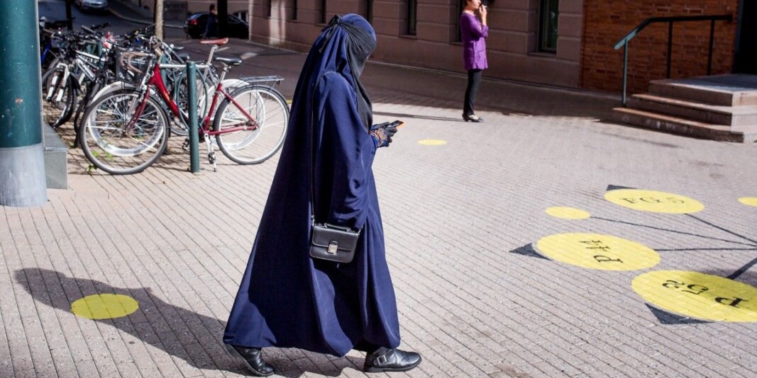 Nikab og andre ansiktsdekkende plagg ble forbudt i 2018. Universitets- og høyskoleovutvalget vil videreføre forbudet i ny lov, men møter motstand. Nikab og andre ansiktsdekkende plagg ble forbudt i 2018. Universitets- og høyskoleovutvalget vil videreføre forbudet i ny lov, men møter motstand.