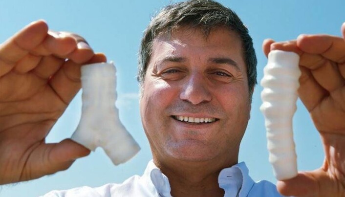 Paolo Macchiarini ble avskjediget som gjesteforsker ved Karolinska Institutet (<span class="caps">KI</span>) i Sverige i 2016, etter å ha operert inn kunstig luftrør på tre pasienter uten etisk forhåndsgodkjenning og uten at metoden var testet på dyr. Paolo Macchiarini ble avskjediget som gjesteforsker ved Karolinska Institutet (<span class="caps">KI</span>) i Sverige i 2016, etter å ha operert inn kunstig luftrør på tre pasienter uten etisk forhåndsgodkjenning og uten at metoden var testet på dyr.