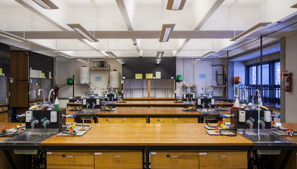 Eitt av problema med Realfagbygget er laboratoria. Kjemisk institutt har underskot på avtrekksskap. Men instituttet skal etter planen flytta til EnTek-bygget - om nokre år... Arkivfoto: Ingvild Festervoll Melien