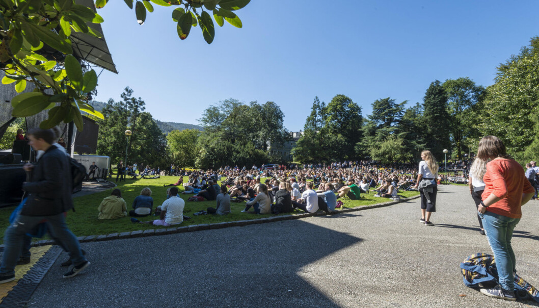 Studenter samlet før studiestart ved Universitetet i Bergen i 2019. Studenter samlet før studiestart ved Universitetet i Bergen i 2019.