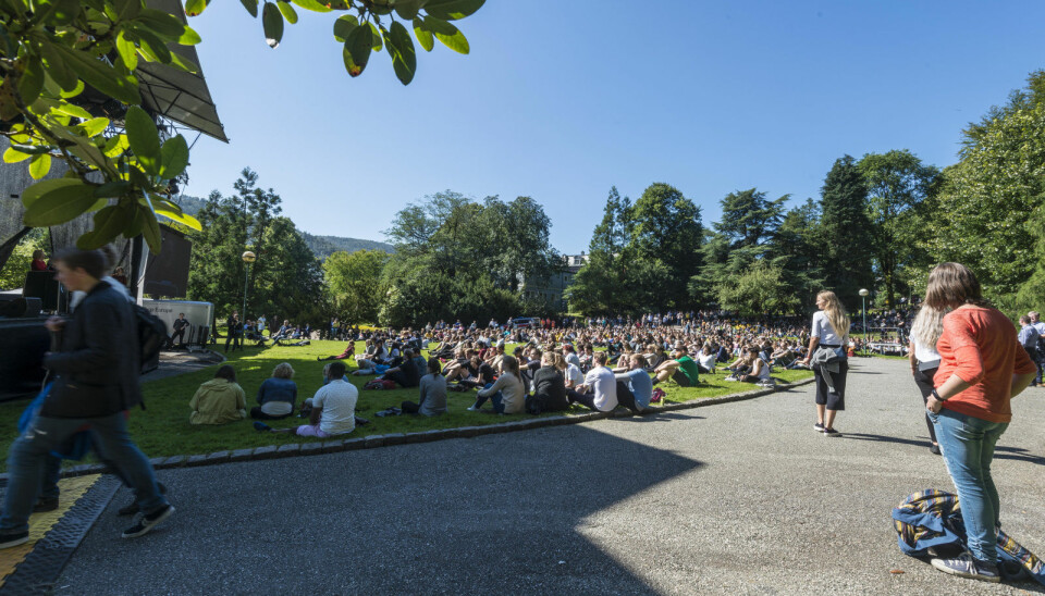 Studenter samlet før studiestart ved Universitetet i Bergen i 2019.