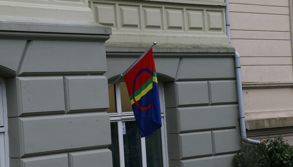 bildet viser bygg med det samiske flagget som balkongflagg