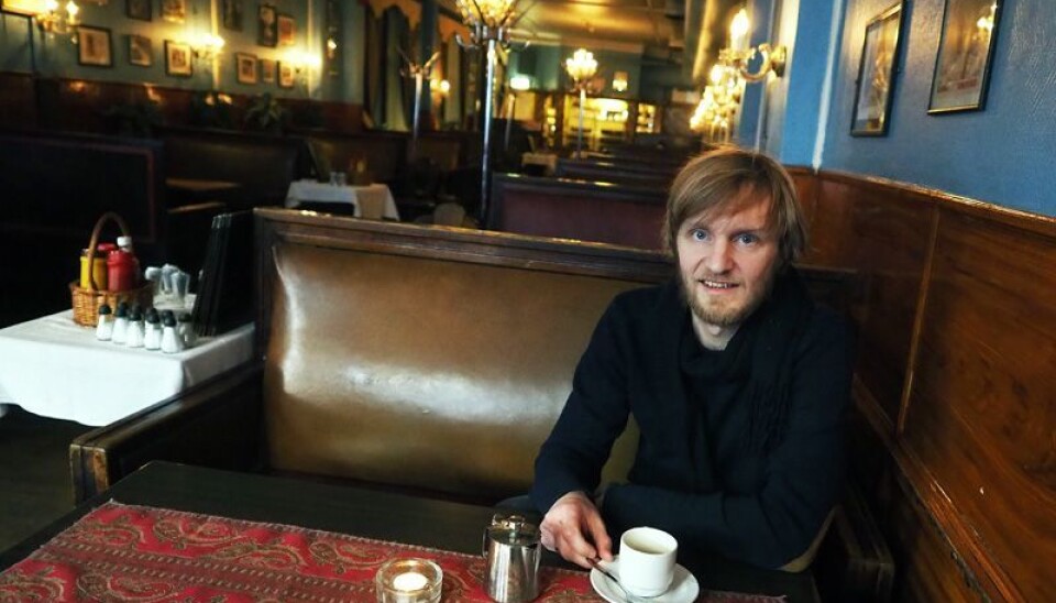 Øystein Rudningen Skjælaaen har blitt vant til brune omgivelser i arbeidet med doktoravhandlingen om morgendrikkerne. Foto: Ola Sæther