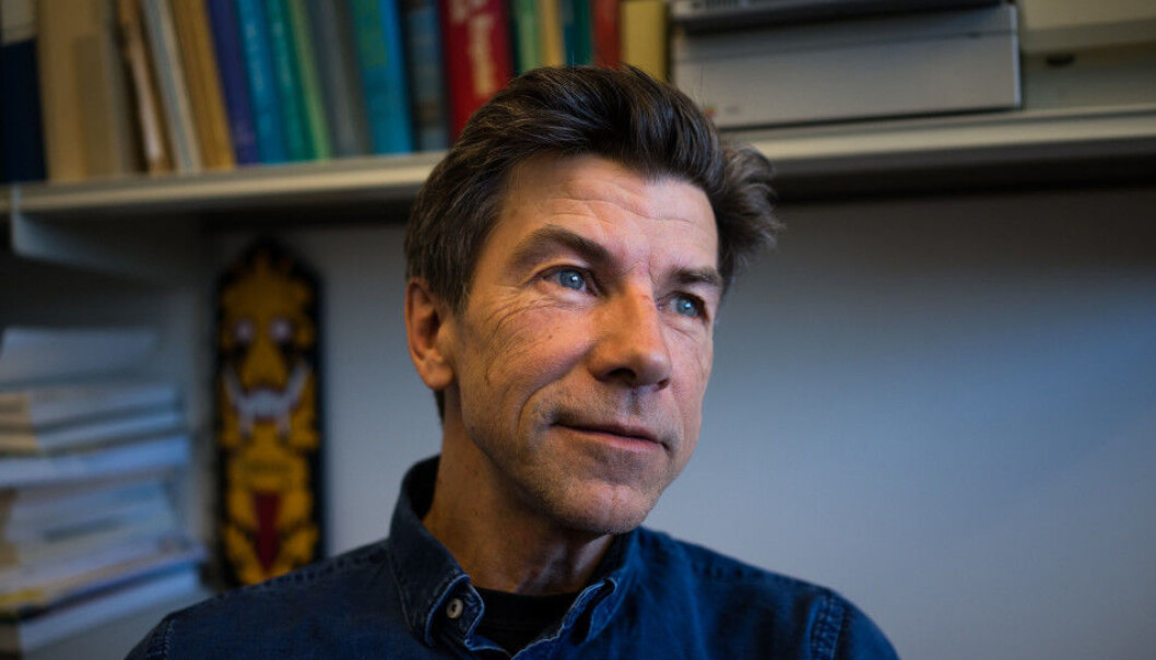 — Det lille jeg reiser er stort sett innenlands. Jeg er selektiv med hvilke konferanser jeg drar på, sier professor ved Universitetet i Oslo, Dag O. Hessen. — Det lille jeg reiser er stort sett innenlands. Jeg er selektiv med hvilke konferanser jeg drar på, sier professor ved Universitetet i Oslo, Dag O. Hessen.