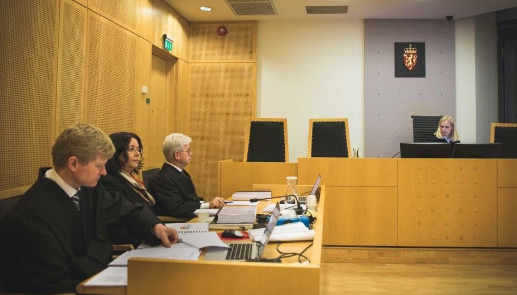 Roya Sabetrasekh (i midten) anker dommen fra Oslo tingrett. Denne uken starter ankesaken i Borgarting lagmannsrett. Her avbildet med advokatene Mass Anders Hus (til h.) og Sverre Lilleng fra rettssaken i Oslo tingrett våren 2018. Foto: Siri Øverland Eriksen Roya Sabetrasekh (i midten) anker dommen fra Oslo tingrett. Denne uken starter ankesaken i Borgarting lagmannsrett. Her avbildet med advokatene Mass Anders Hus (til h.) og Sverre Lilleng fra rettssaken i Oslo tingrett våren 2018. Foto: Siri Øverland Eriksen