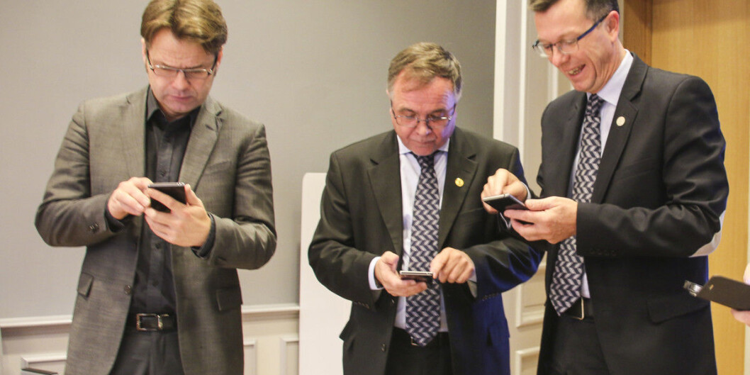 Tre herrar djupt konsentrerte over kvar sin telefon. Måndag skal heile universitetsstyret ved Universitetet i Bergen logga seg på same digitale møte. Dette er assisterande universitetsdirektør Tore Tungodden, universitetsdirektør Kjell Bernstrøm og rektor Dag Rune Olsen. Tre herrar djupt konsentrerte over kvar sin telefon. Måndag skal heile universitetsstyret ved Universitetet i Bergen logga seg på same digitale møte. Dette er assisterande universitetsdirektør Tore Tungodden, universitetsdirektør Kjell Bernstrøm og rektor Dag Rune Olsen.