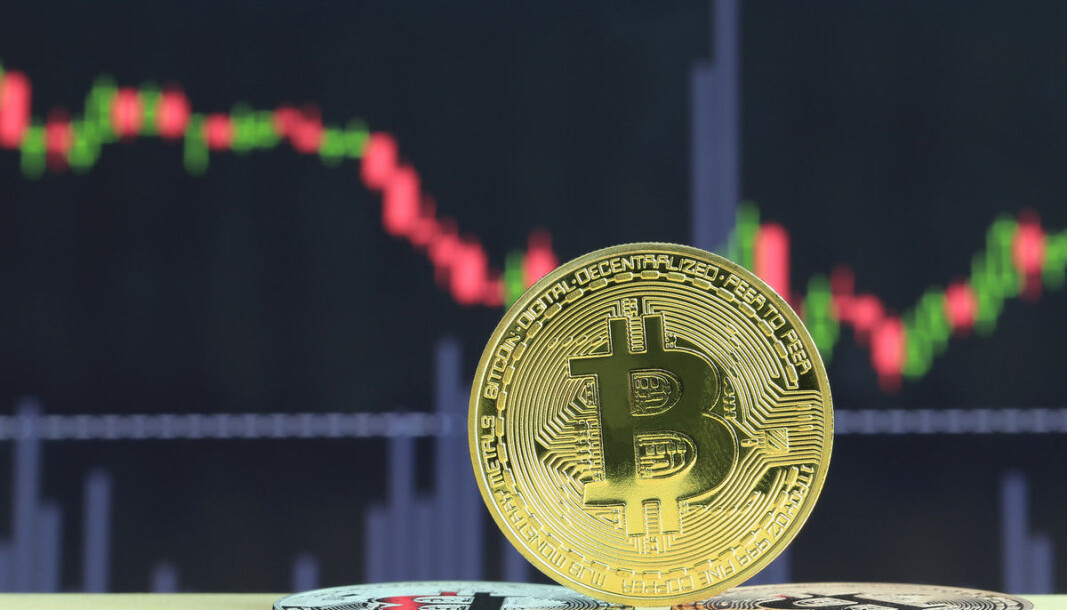 — Bitcoin, kryptovaluta og blokkjeder er for viktig til at vi kan overlate analyse, utvikling og implementering av nye digitale tjenester til teknologer alene. skriver professor Arne Krokan, som oppfordrer NTNU til å komme på banen. — Bitcoin, kryptovaluta og blokkjeder er for viktig til at vi kan overlate analyse, utvikling og implementering av nye digitale tjenester til teknologer alene. skriver professor Arne Krokan, som oppfordrer NTNU til å komme på banen.