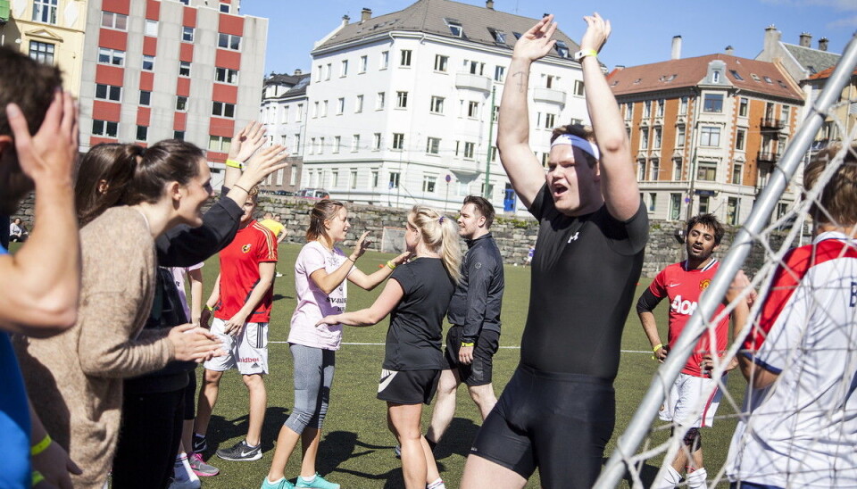 Om man ser føre seg barnehagelærarutdanninga som eit fotballag, er det eit lag som slit med å vinne kampar, skriv forfattarane. For dette laget ser det lysare ut. Biletet er frå fotballturnering på Møhlenpris i samband med fadderveka 2015.