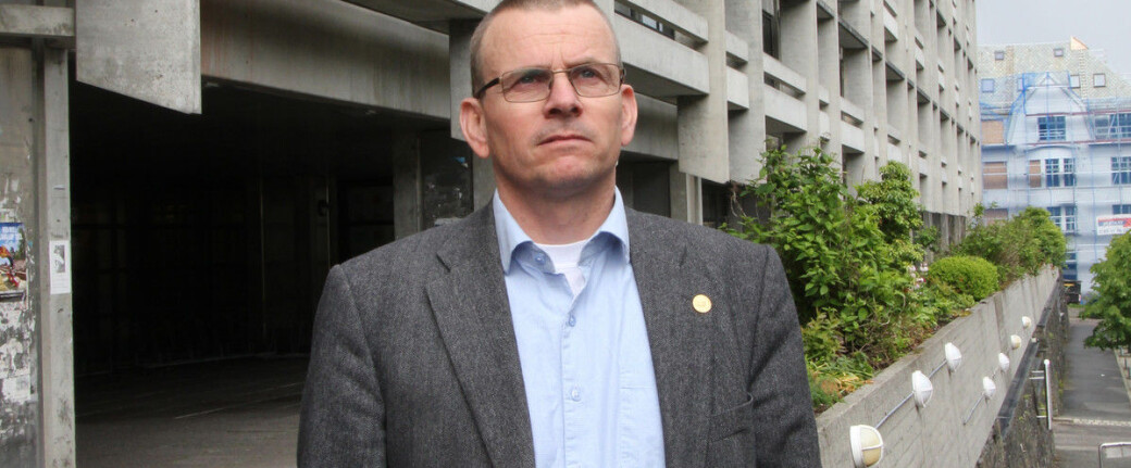 Helge Dahle er dekan ved Det matematisk-naturvitenskapelige fakultetet. Fakultetsstyret ved fakultetet har nå varslet at en ansatt vil bli oppsagt. Den ansatte har klagerett. Helge Dahle er dekan ved Det matematisk-naturvitenskapelige fakultetet. Fakultetsstyret ved fakultetet har nå varslet at en ansatt vil bli oppsagt. Den ansatte har klagerett.