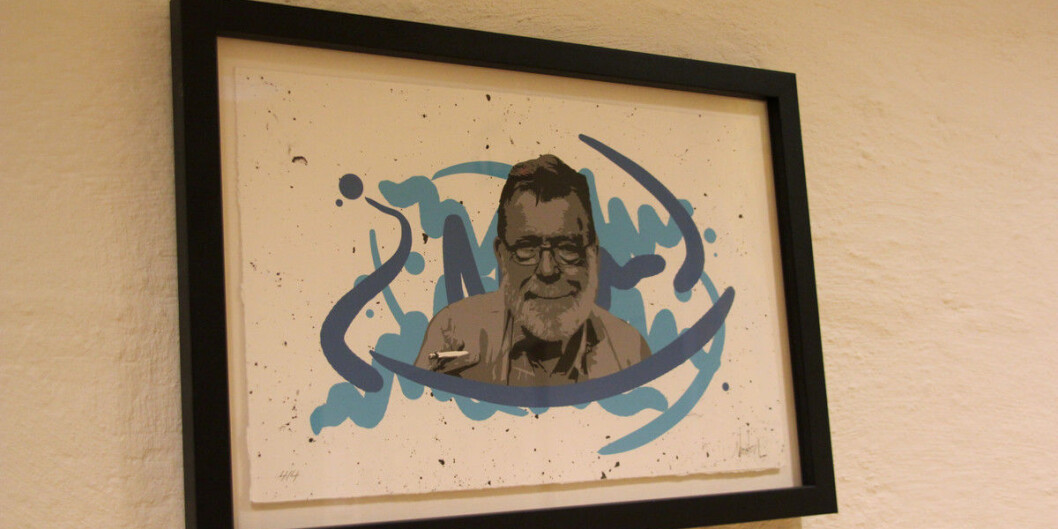 Kunstnaren Newton laga eit spontant gatekunstverk då Frank Aarebrot gjekk bort. Det finst no som bilete inne hos Det samfunnsvitskapelege fakultetet ved Universitetet i Bergen. Foto: Hilde Kristin Strand Kunstnaren Newton laga eit spontant gatekunstverk då Frank Aarebrot gjekk bort. Det finst no som bilete inne hos Det samfunnsvitskapelege fakultetet ved Universitetet i Bergen. Foto: Hilde Kristin Strand