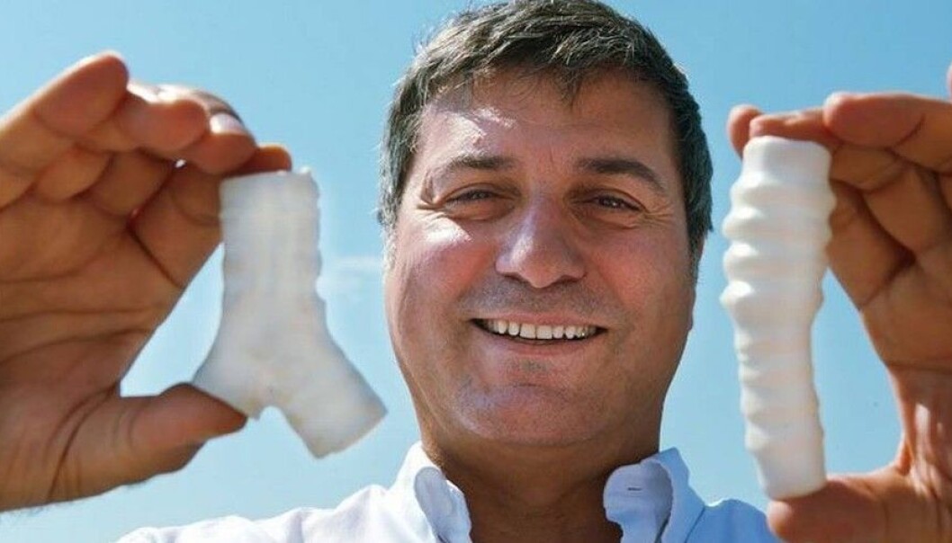 Paolo Macchiarini ble avskjediget som gjesteforsker ved Karolinska Institutet (KI) i Sverige i 2016, etter å ha operert inn kunstig luftrør på tre pasienter uten etisk forhåndsgodkjenning og uten at metoden var testet på dyr. Paolo Macchiarini ble avskjediget som gjesteforsker ved Karolinska Institutet (KI) i Sverige i 2016, etter å ha operert inn kunstig luftrør på tre pasienter uten etisk forhåndsgodkjenning og uten at metoden var testet på dyr.