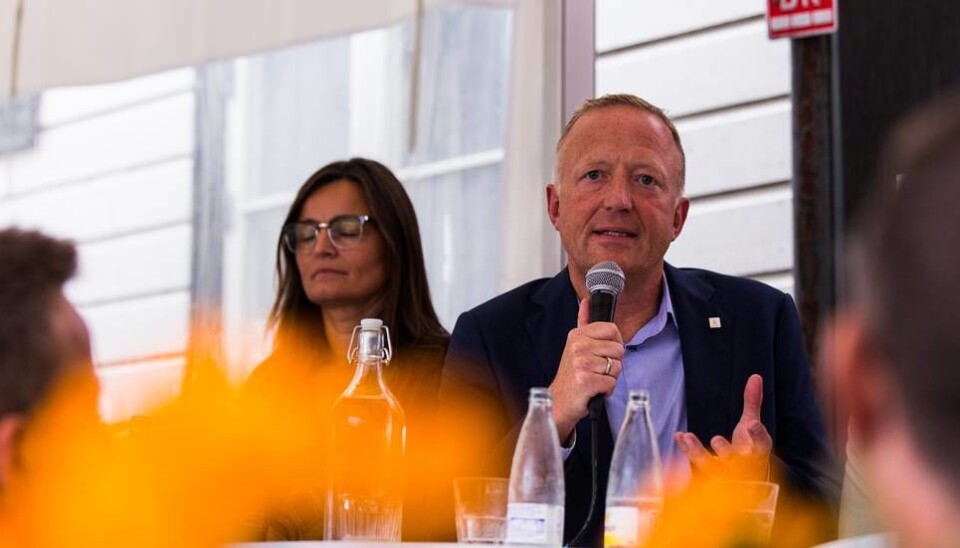 Harald Nikolaisen, administrerende direktør i Statsbygg, mener dagens kontorløsninger ikke er bærekraftige. - Til en hver tid står 40 prosent av norsk kontorareal tomt, sa han i dag. Her avbildet med Merete Kvidal fra NTNU. Foto: Espen Halvorsen Bjørgan