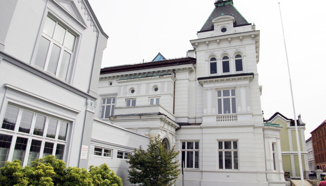 Vi følger regelverket, sier universitetsdirektør Kjell Bernstrøm. Den nyansatte kommunikasjonsdirektøren får dekket husleie i Bergen, og en hjemreise til Holmsbu hver uke. Foto: Ida Bergstrøm Vi følger regelverket, sier universitetsdirektør Kjell Bernstrøm. Den nyansatte kommunikasjonsdirektøren får dekket husleie i Bergen, og en hjemreise til Holmsbu hver uke. Foto: Ida Bergstrøm