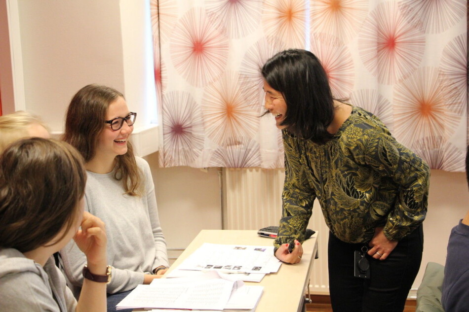 Nina Schjetne underviser internasjonale studenter og ansatte <span class="caps">ved Universitetet i Bergen</span>. Her fra et kurs for studenter i 2018. Foto: Hilde Kristin Strand Nina Schjetne underviser internasjonale studenter og ansatte <span class="caps">ved Universitetet i Bergen</span>. Her fra et kurs for studenter i 2018. Foto: Hilde Kristin Strand