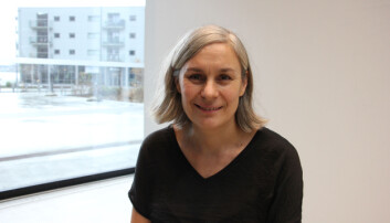 Førteamanuensis Christine Hansen fotograferte si eiga mor, men utan å visa andletet hennar. Ho fotograferte òg si eiga dotter - i mormora sin gamle kjole. "Come What May" heiter Hansen sin del av prosjektet "Støvkrystaller". Foto: Hilde Kristin Strand Førteamanuensis Christine Hansen fotograferte si eiga mor, men utan å visa andletet hennar. Ho fotograferte òg si eiga dotter - i mormora sin gamle kjole. "Come What May" heiter Hansen sin del av prosjektet "Støvkrystaller". Foto: Hilde Kristin Strand
