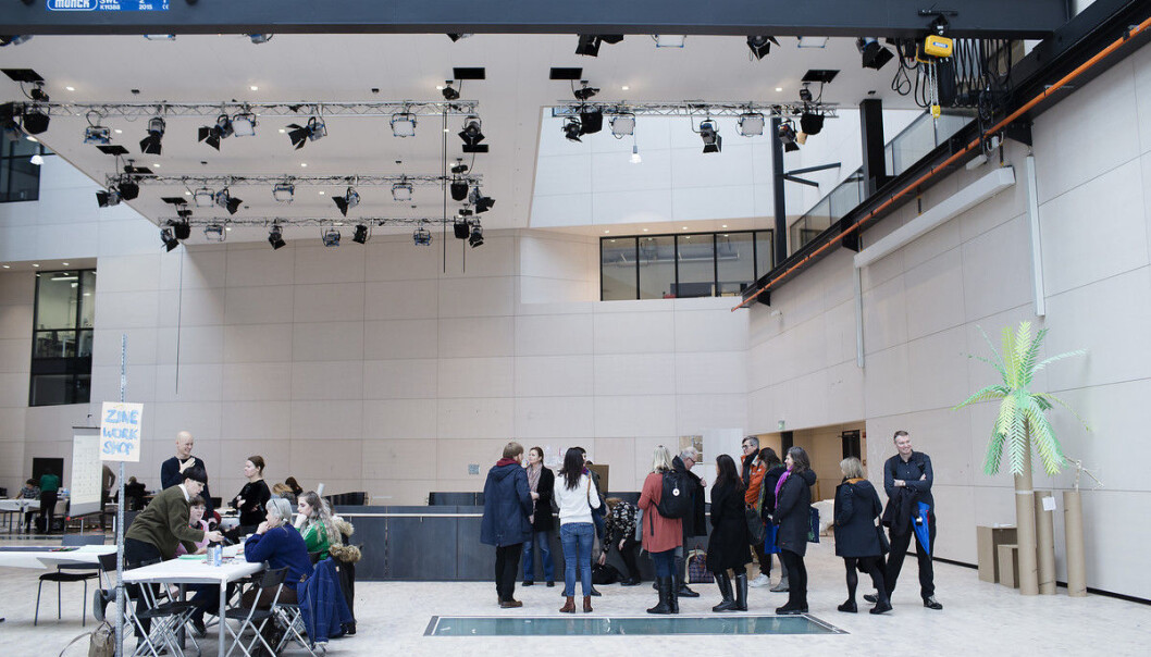 Idag sker mycket av forskningen i kontakt med institutioner utanför institutionernas väggar för att på så sätt få tillgång till infrastruktur, en forskare kan exempelvis samarbeta med en konsthall, ett museum, eller en scen, skriver KHiO-rektor Markus Degerman. Bildet er fra Fakultet for kunst, musikk og design ved UiB. Idag sker mycket av forskningen i kontakt med institutioner utanför institutionernas väggar för att på så sätt få tillgång till infrastruktur, en forskare kan exempelvis samarbeta med en konsthall, ett museum, eller en scen, skriver KHiO-rektor Markus Degerman. Bildet er fra Fakultet for kunst, musikk og design ved UiB.